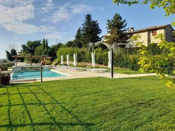Gîte pour 4 personnes, avec sauna et piscine ainsi que vue et jardin, animaux acceptés à Bevagna