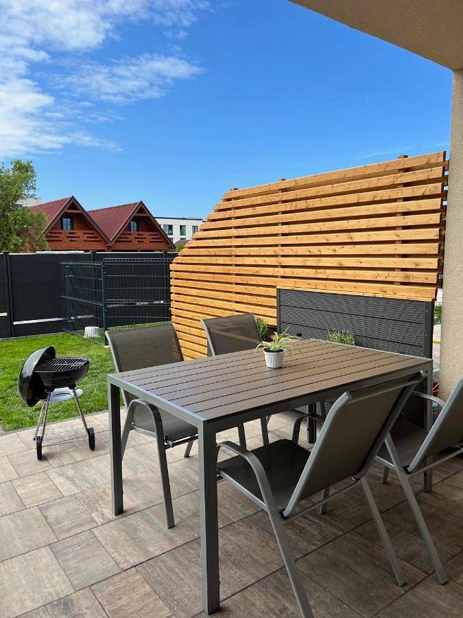 Apartament wakacyjny dla 6 osób, z widok i ogród oraz taras w Mielenko