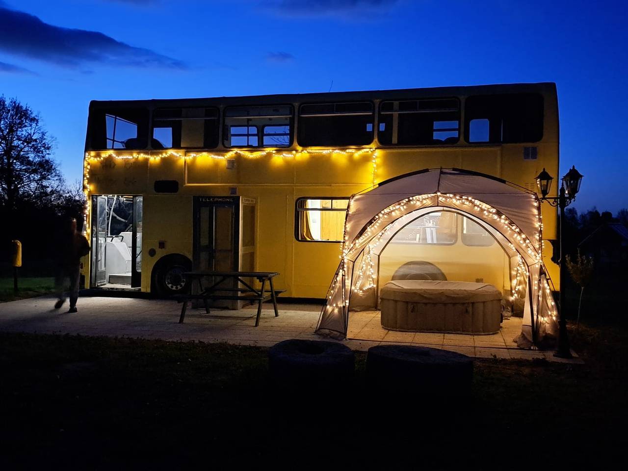 The Big Yellow Bus in Montchevrier, Région de La Châtre