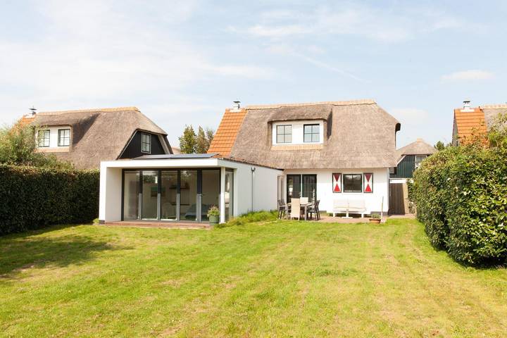 Bungalow voor 7 personen, met uitzicht op het meer en tuin in Callantsoog