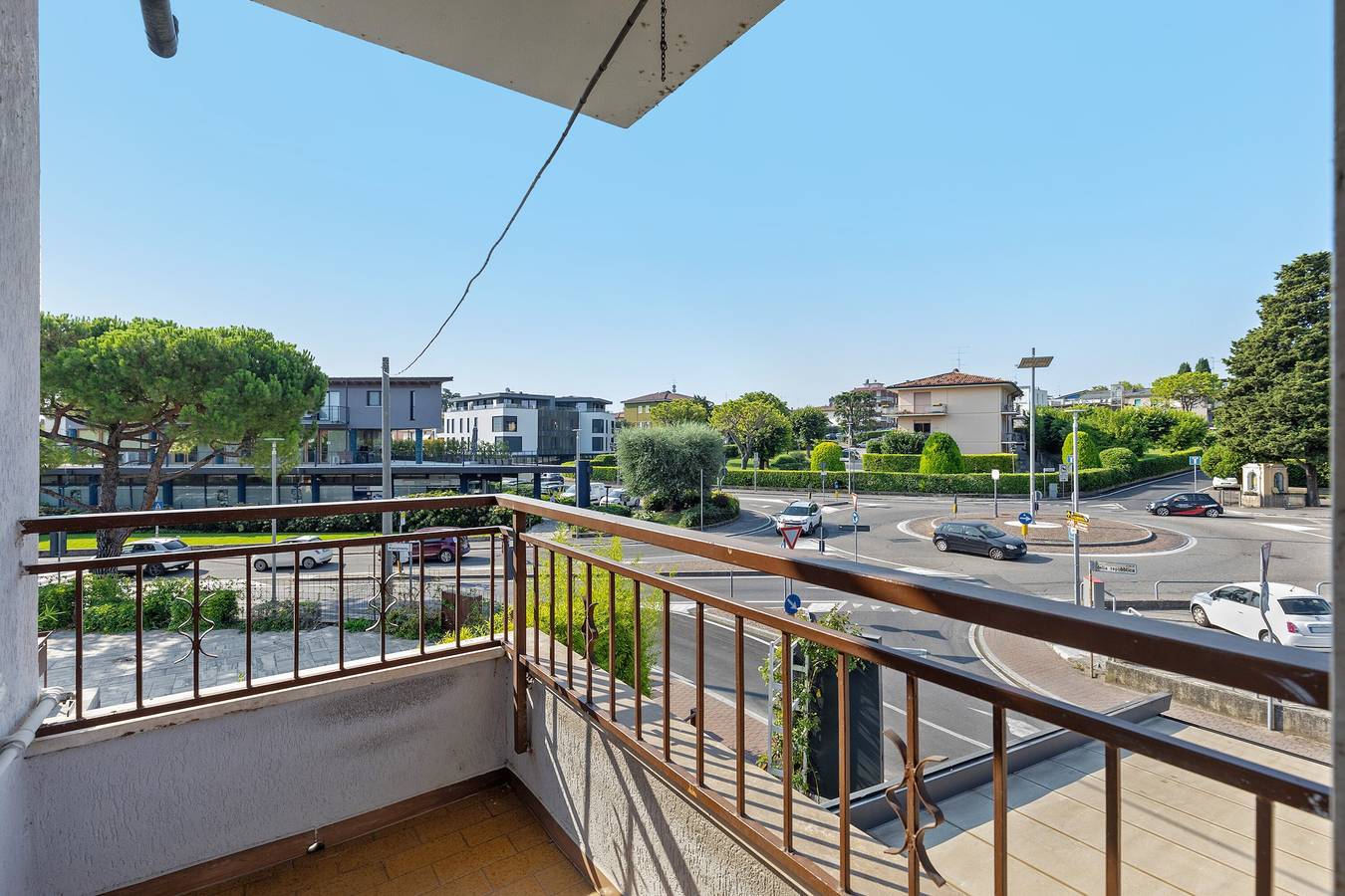 Appartamento intero, Appartamento 'Gardavoyager' con Vista Lago, Balcone e Aria Condizionata in Peschiera del Garda, Prealpi Gardesane