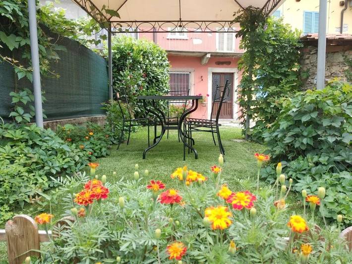Location de vacances pour 6 personnes, avec Balcon et Terrasse ainsi que Jardin et Vue à Bolzano Novarese