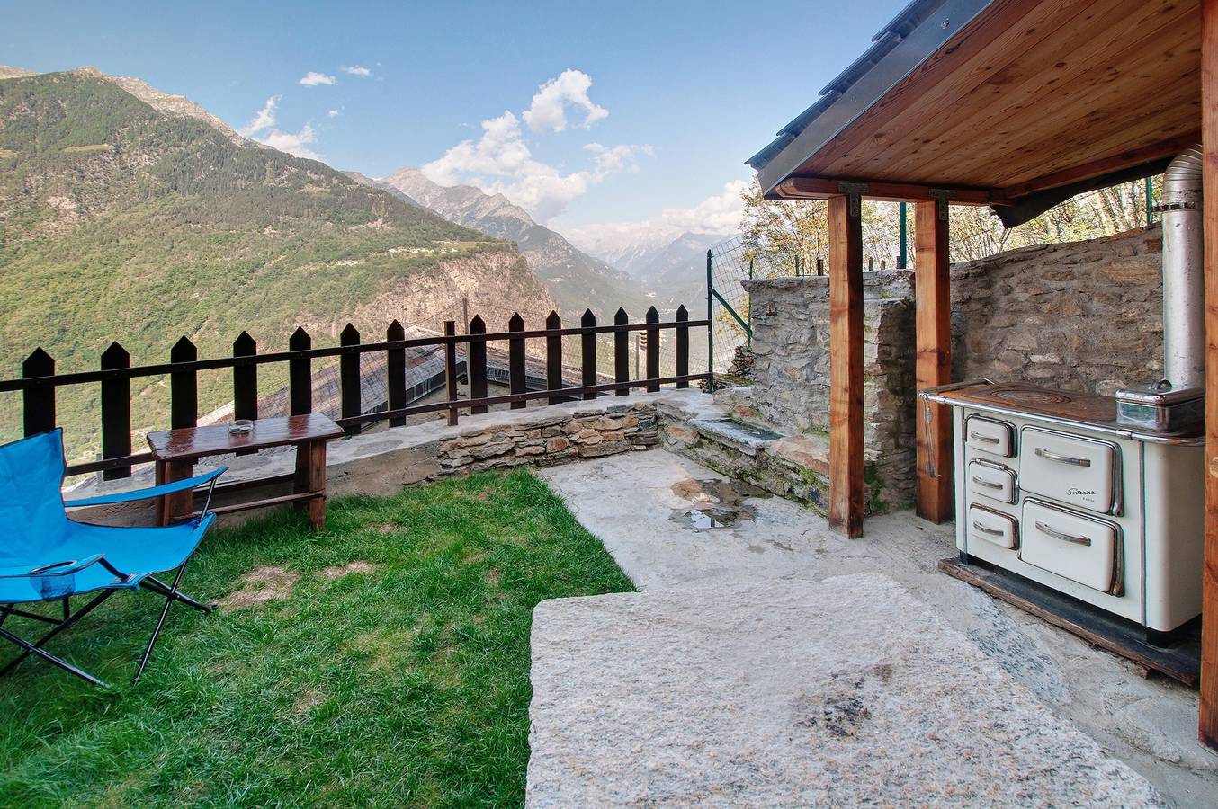 Casa vacanze "Sweet Somma Mountain Lodge" con vista sulle montagne, giardino privato e Wi-Fi in San Giacomo Filippo, Valtellina