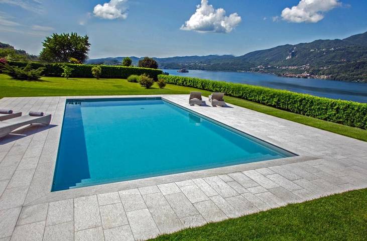 Ferienwohnung für 2 Personen, mit Terrasse und Garten sowie Pool und Seeblick in Pettenasco