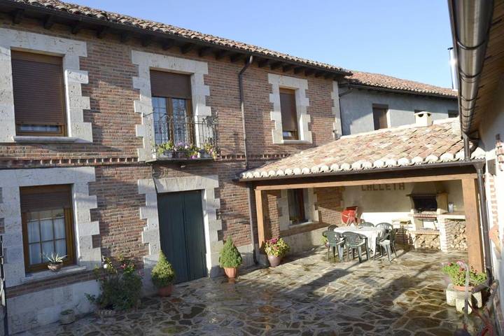 Casa rural para 9 personas, con balcón y jardín en Saldaña-Valdavia