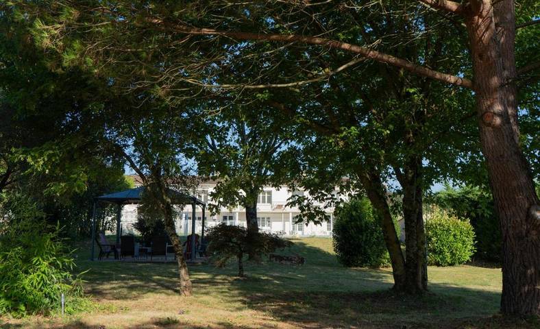 Gîte pour 4 personnes, avec piscine et vue ainsi que terrasse et jardin, animaux acceptés à Saint-Même-les-Carrières - 4