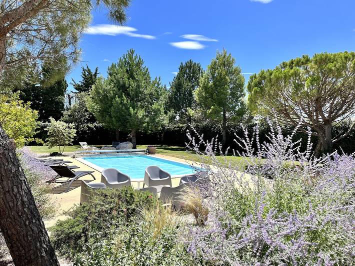 Gîte pour 6 personnes, avec jardin ainsi que terrasse et piscine