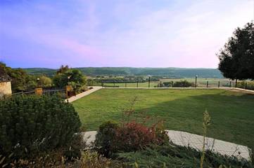 Gîte pour 5 personnes, avec vue ainsi que jardin et piscine à Bézenac