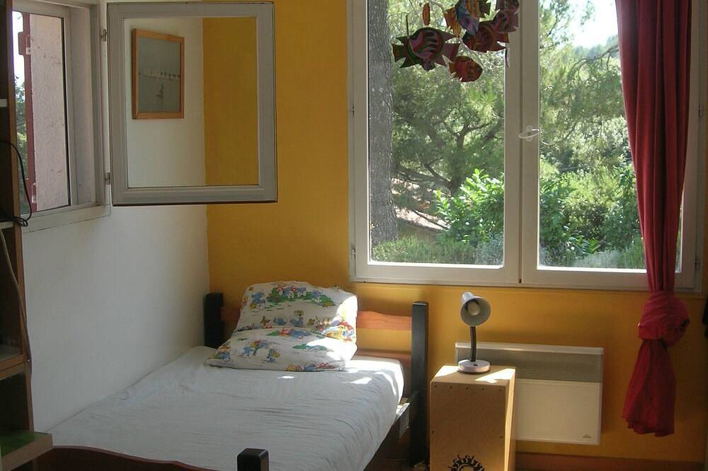 Rez-de-chaussée de villa avec piscine, jardin. Proche commerces. in Grasse, Côte méditerranéenne (France)