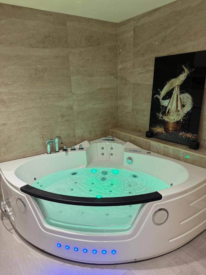 King Room with Spa Bath in Vichy, Région de Vichy