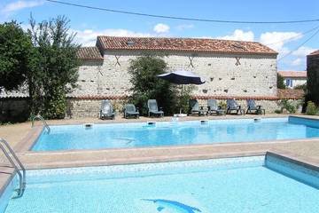 Gîte pour 5 personnes, avec terrasse ainsi que piscine et jardin à Dœuil-sur-le-Mignon