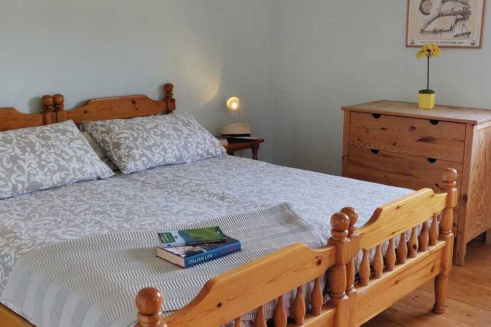 Villa Iris with private pool, 4 bedrooms, panoramic view, walk to restaurant in Castelnuovo di Garfagnana, Garfagnana
