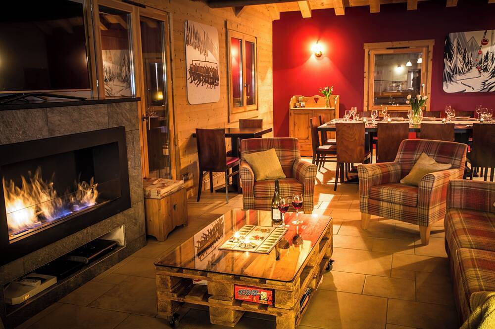 5 minutes to gondola, spectacular valley views, hot tub, Samoens/Verchaix in Verchaix, Bonneville region