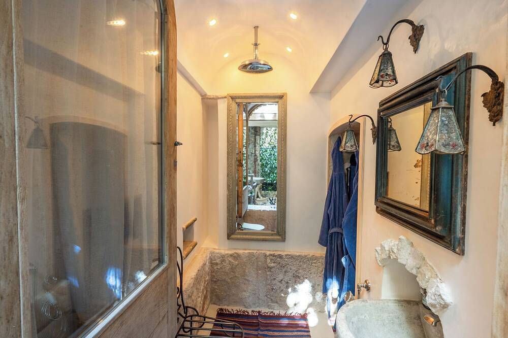 L’Unique – Voûte du Xviiie & Élégance Incomparable in Goult, Parc naturel régional du Luberon