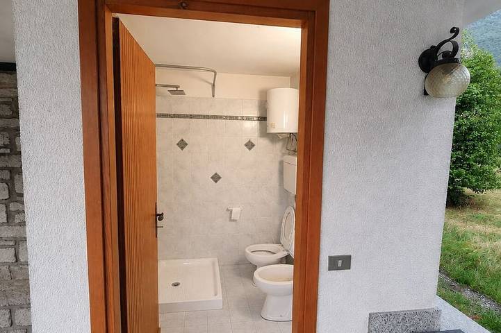 Ganze Wohnung, Lake Park, Only Properties With Private Access To The Lake in Verceia, Comer See