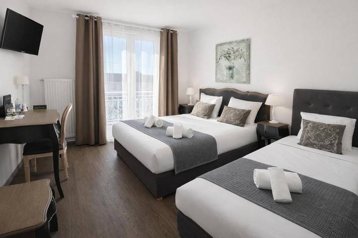 Hôtel pour 2 personnes, avec terrasse et vue ainsi que jardin et piscine dans Grandvillers - 4