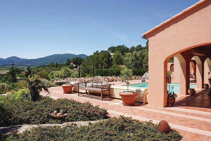Location de vacances pour 6 personnes, avec jardin à Pierrerue