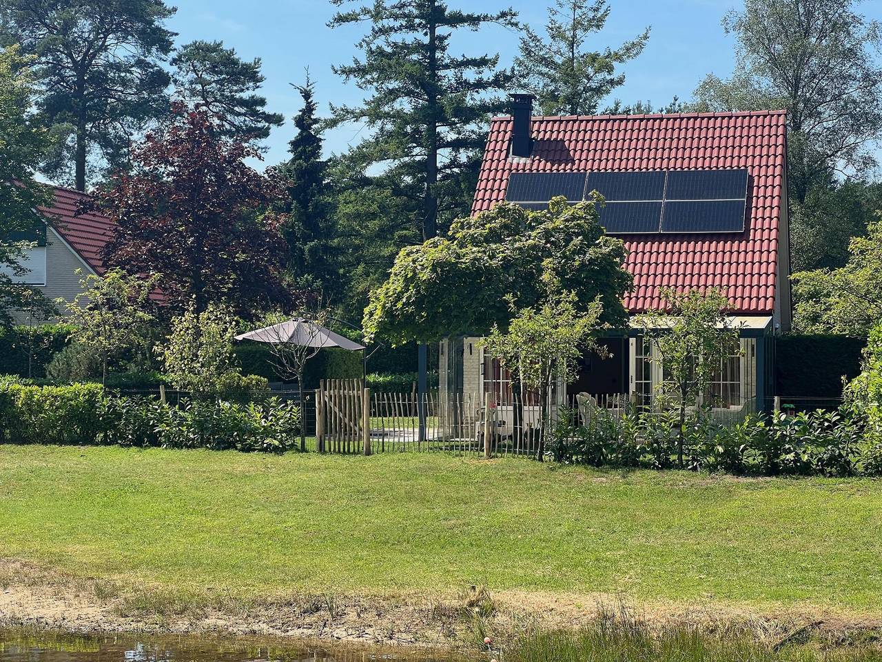 Vakantiepark Hellendoorn — Bungalow mit luxuriösem Gartenzimmer und Blick auf den Spielteich - 5 Personen in Hellendoorn, Sallandse Heuvelrug