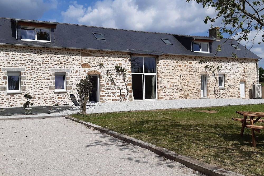 Longère rénovée avec charme, 5 chambres, grand jardin, proche du village, idéale pour 15 pers. in Saint-Léonard-des-Bois, Parc naturel régional Normandie-Maine