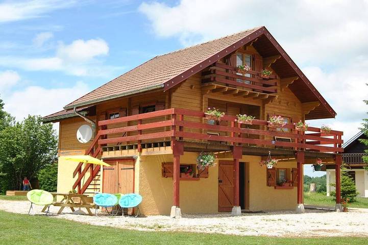Gîte pour 14 personnes, avec Balcon à Cerniébaud