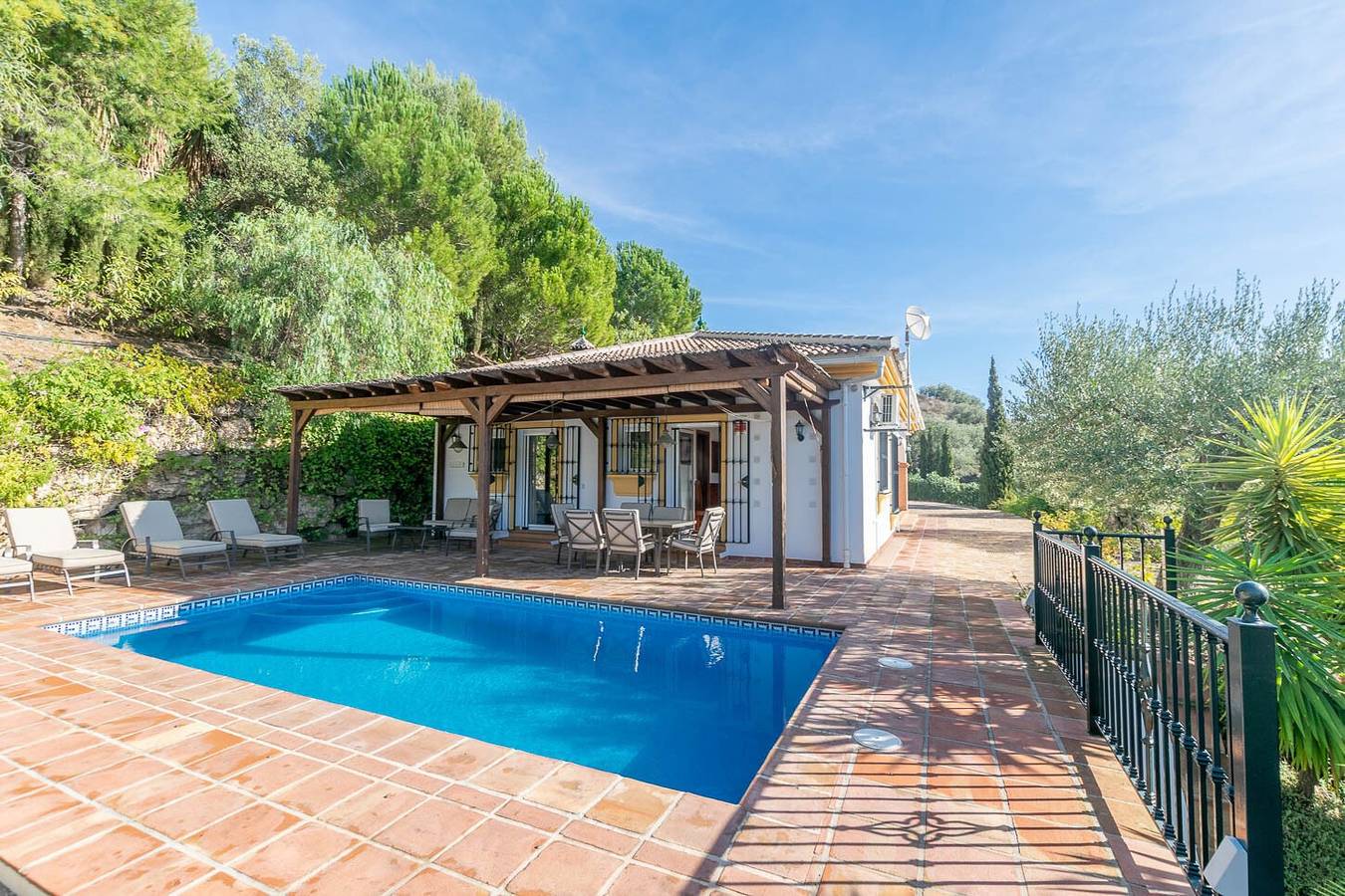 Villa 'Cortijo De La Abuela' met uitzicht op de bergen, Wifi en airconditioning in Cómpeta, Málaga Provincie