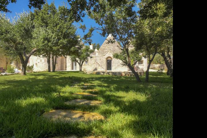 Luxury Trulli Petrantiqua with Pool in Locorotondo in Locorotondo, Region de Bari