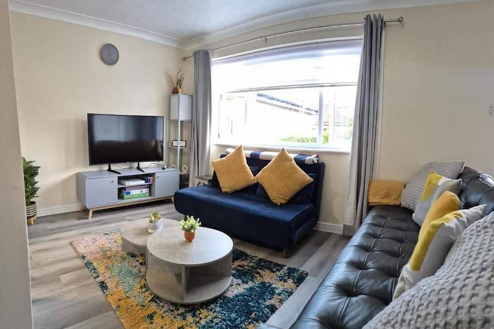 Cosy 2 Bedroom House Stevenage Old town Close to Train Station Sleeps 4-6 in Stevenage, Hertfordshire