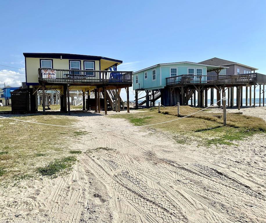 Surf Rider - cozy modern cottage. Steps to the Beach!! in Brazoria County