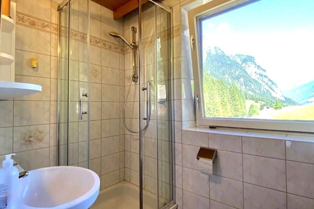 Ganze Wohnung, Rustikales Pitztaler Alpenhaus am Bach mit großem Balkon und  Garage in St. Leonhard im Pitztal, Bezirk Imst