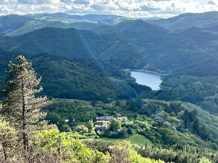 Location de vacances pour 3 personnes, avec Terrasse ainsi que Jardin et Vue à Le Clapier