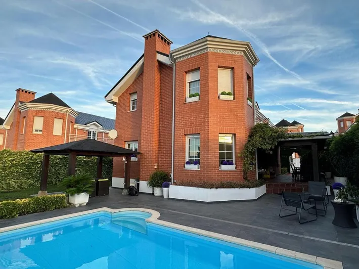 Chalet para 10 personas, con jardín además de terraza y piscina - 1