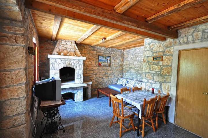 Seglerhaus -Traditionelles Istrien mit großem Olivengarten und Kamin in Marčana, Südküste Istrien