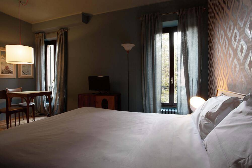 Hel lejlighed, Suite \"Agone\" at 2 steps from the lake - Resort with lounge bar, swimming pool and beach in Riva (Faggeto Lario), Faggeto Lario