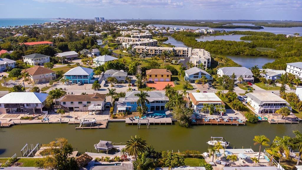 Island Getaway-on canal w/dock and heated pool/5 min walk to beach in Fort Myers Beach, Estero Island