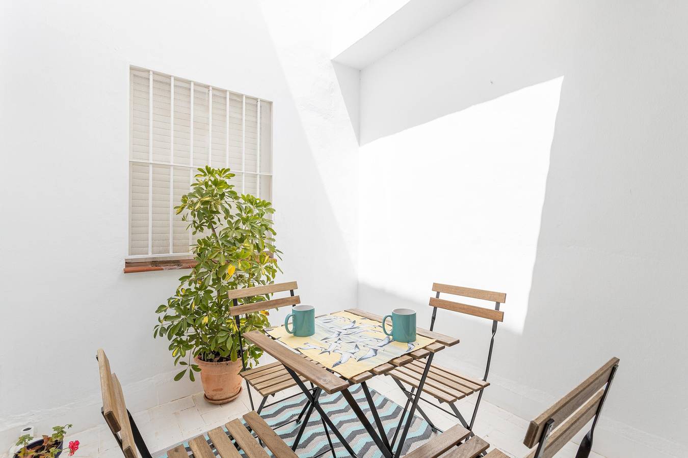 Entire apartment, Central Apartment "Pintada 25" close to the Beach with Mountain View & Terrace in Nerja Centre, Nerja