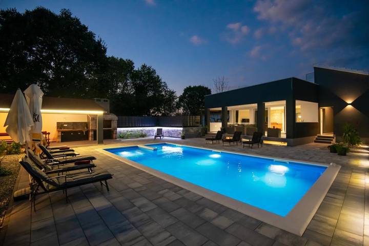 Ferienwohnung für 12 Personen, mit Balkon und Terrasse sowie Whirlpool und Garten