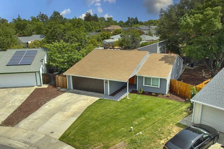 Holiday rental for 10 people, with pool and hot tub as well as balcony and garden in Sacramento