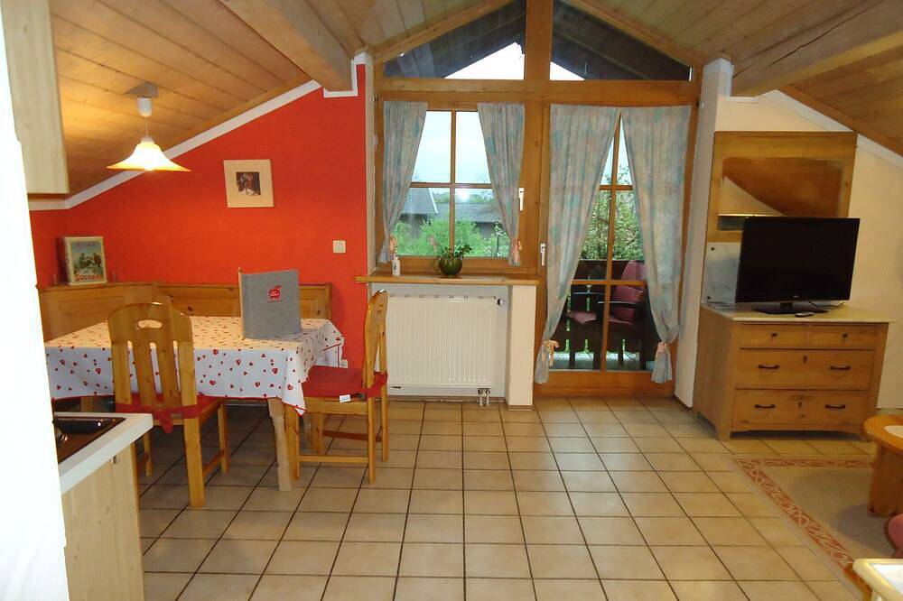 Ganze Wohnung, Ferienwohnung Wingen, 45qm, 1 sep. Schlafzimmer, Süd- und Ostbalkon im Ortsteil Wiechs in Bad Feilnbach, Alpenland Tegernsee Schliersee