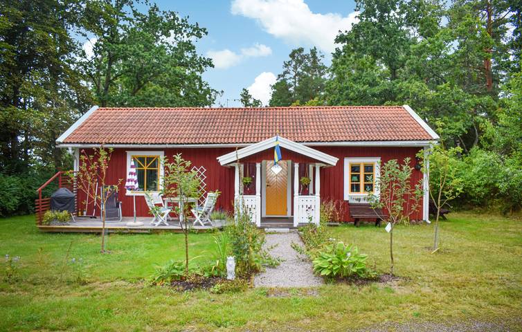 Hus för 4 Personer med trädgård in Svenska Östersjön