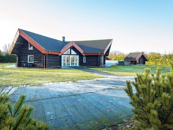 Ferienhaus für 18 Personen, mit Terrasse und Pool in Kvie Sø