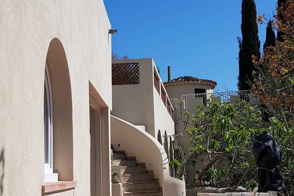 Entire apartment, Villa Appartment 100m², Mougins, incredible view, superb indoor pool in Mougins, Cannes region