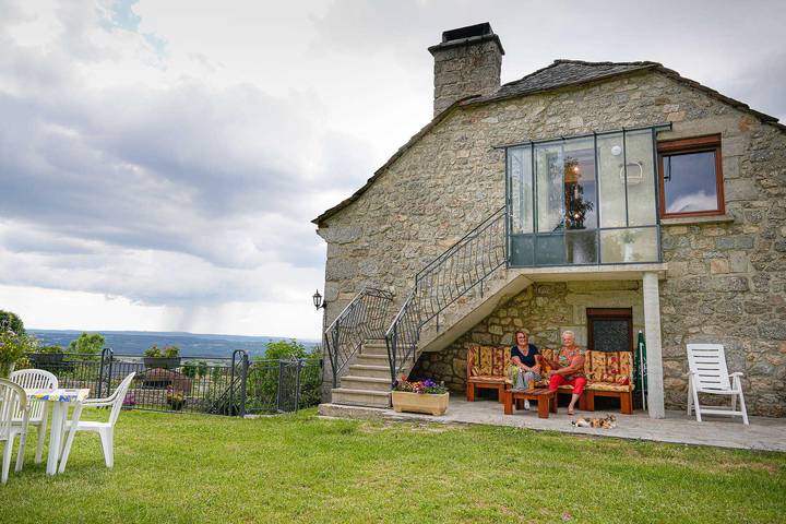 Gîte pour 4 personnes, avec Terrasse ainsi que Jardin et Vue à Saint-Pierre-le-Vieux (Lozère)