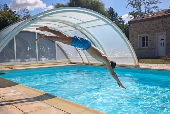 Location de vacances pour 4 personnes, avec vue ainsi que piscine et jardin, animaux acceptés à Coulonges-Cohan - 3
