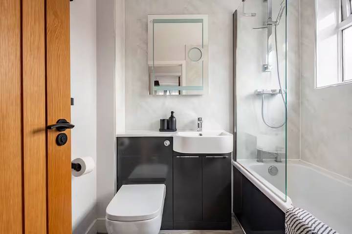 House Sleeps 8 with Hot Tub and Parking in Wivenhoe, Colchester