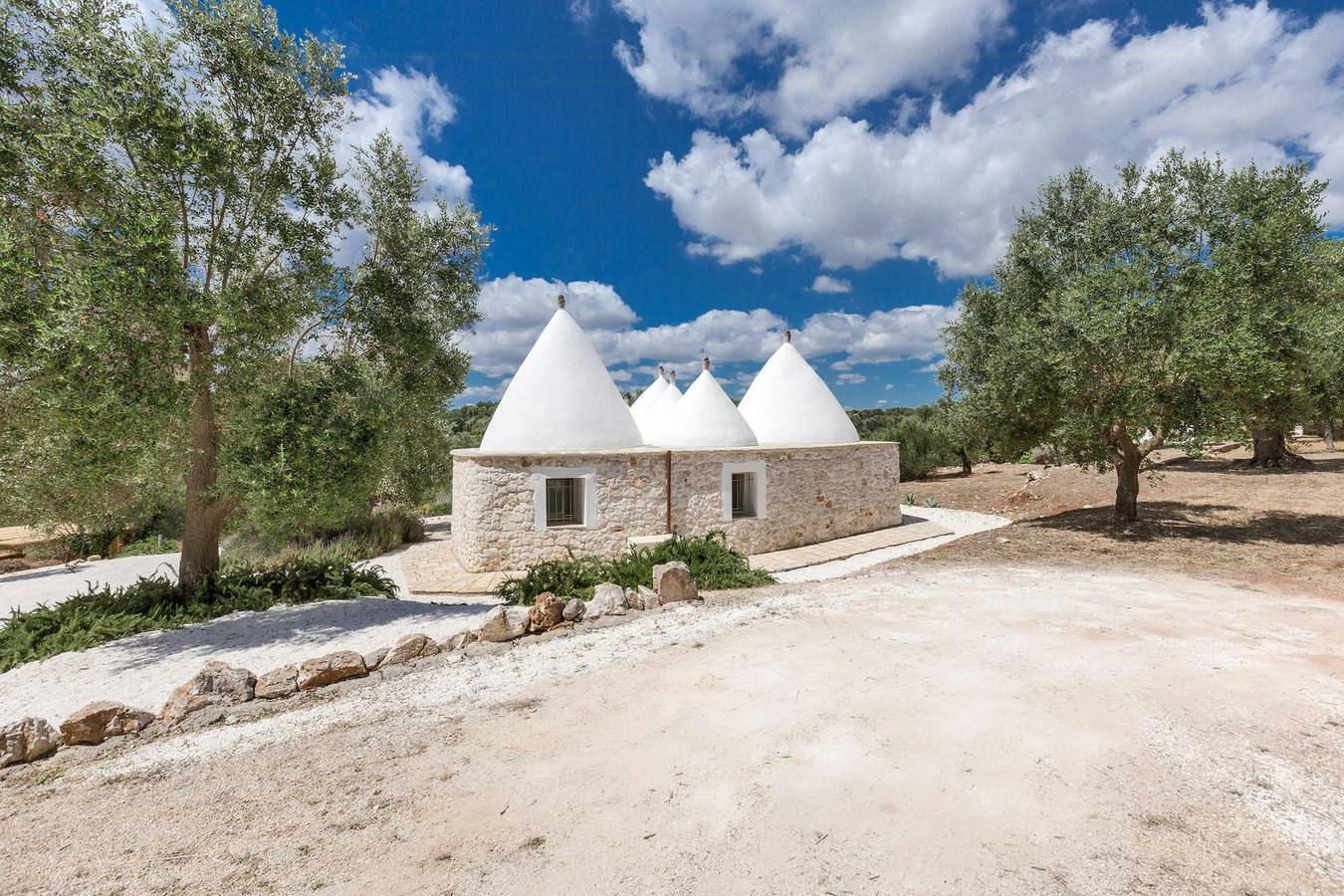 Trullo mit privatem Pool zwischen Olivenbäumen in Ostuni in Ostuni, Salento