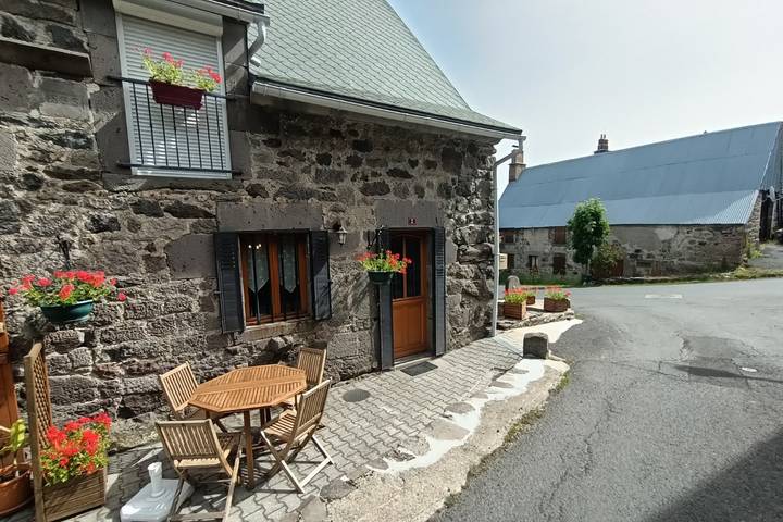 Gîte pour 4 personnes, avec terrasse dans le Cantal - 2