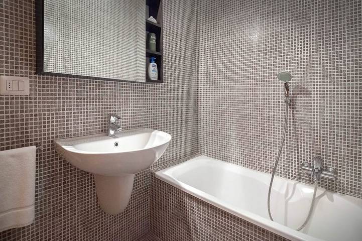 Ganze Wohnung, La Chiaretto Suite bietet Platz fuer 3 Erw. + Babybett, Dachterrasse mit atemberaubendem Seeblick in Bardolino, Gardasee-Berge