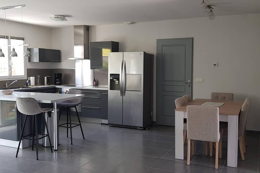 Bright single-storey villa with garage 5 minutes from the sea in La Palme, Region de Narbonne