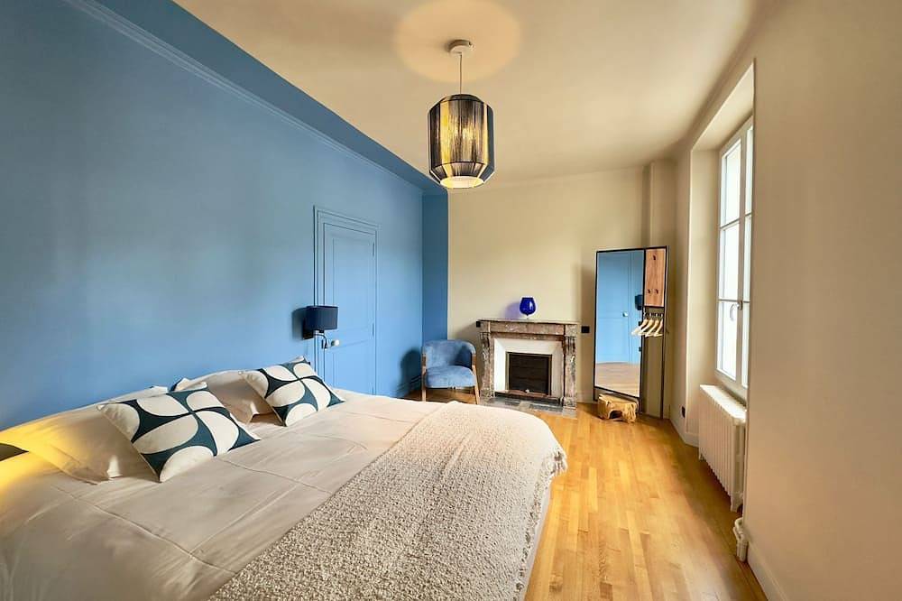200 metres from the château, charming family home with outbuilding and garden in Fontainebleau, Seine-et-Marne