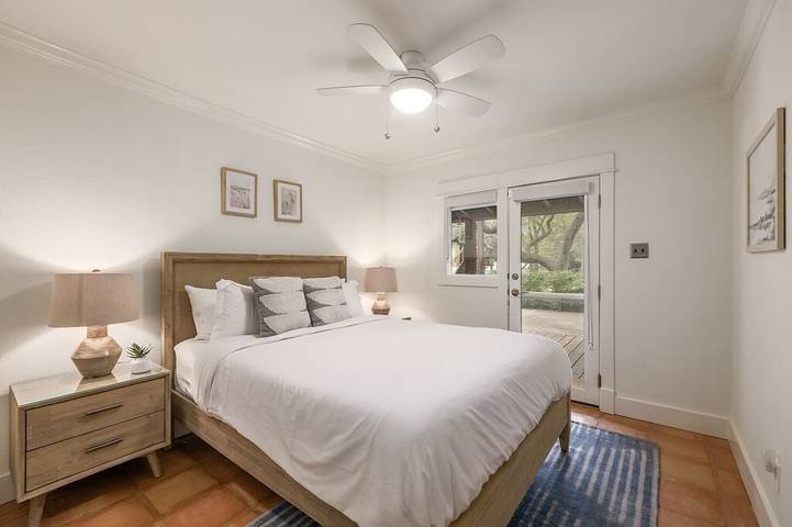 Vacation rental for 14 people, with yard and hot tub as well as balcony in Lake Austin